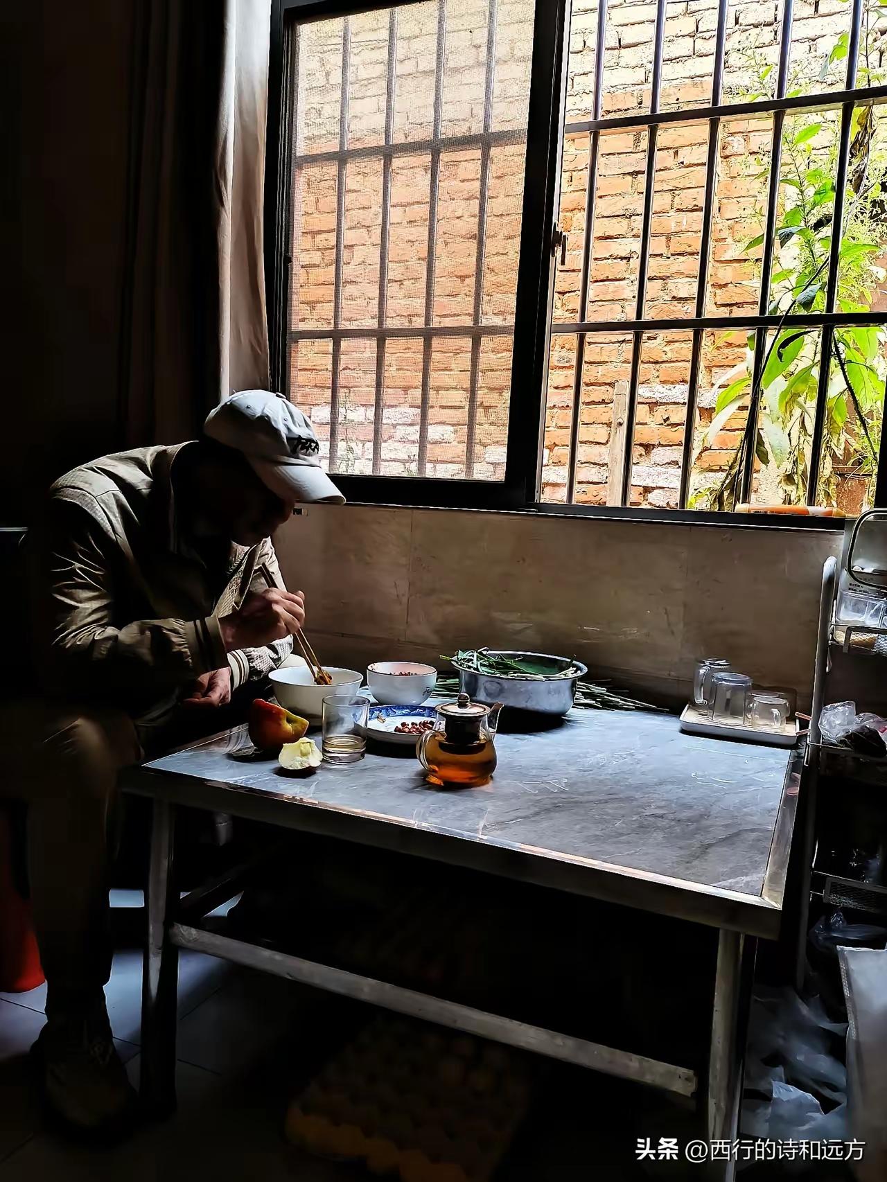 我的躺平生活

我栖居在云南弥勒保平村，这儿有不少自建房，价格颇为低廉。我租下一