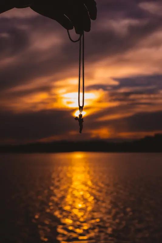 一个人最可贵的品格，我觉得是“守得住”。在这善变的世界，诚信、原则、责任心这些看