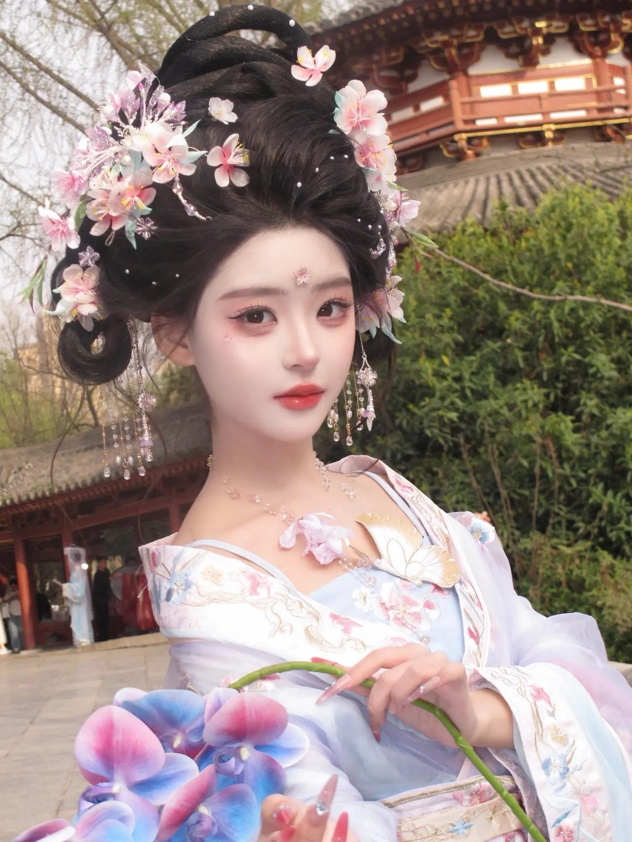 穿越千年的美丽邂逅，在红墙绿瓦间，遇见最美的国风少女，太治愈了。汉服美女 古风美