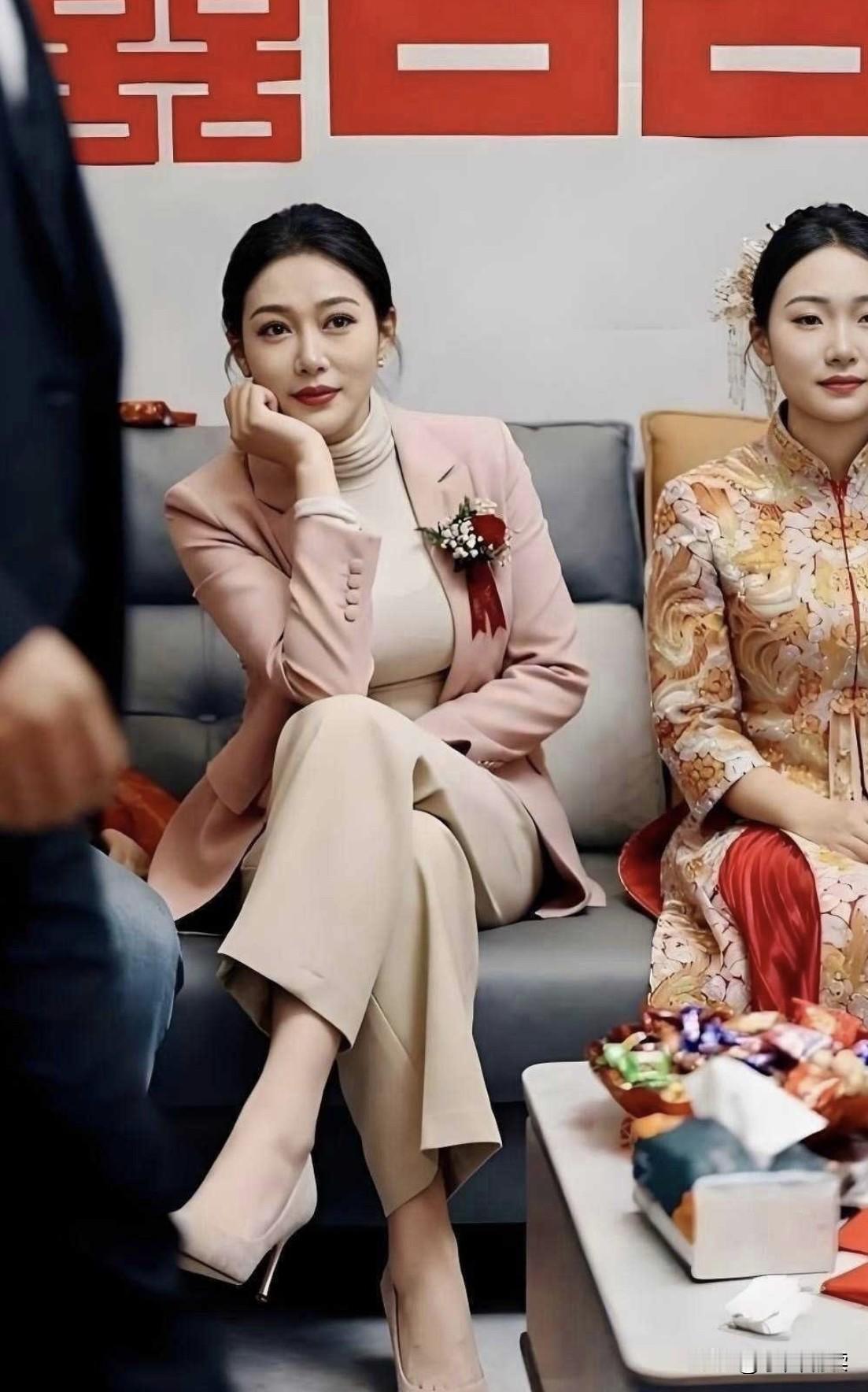 婚礼现场，丈母娘抢光了新娘的风头，这实力你们怎么看？