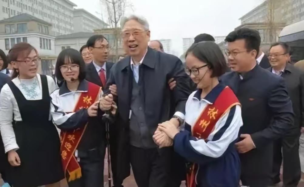 2016年10月，88岁的红旗渠缔造者杨贵，在儿子的搀扶下重回林州。这位用半生心