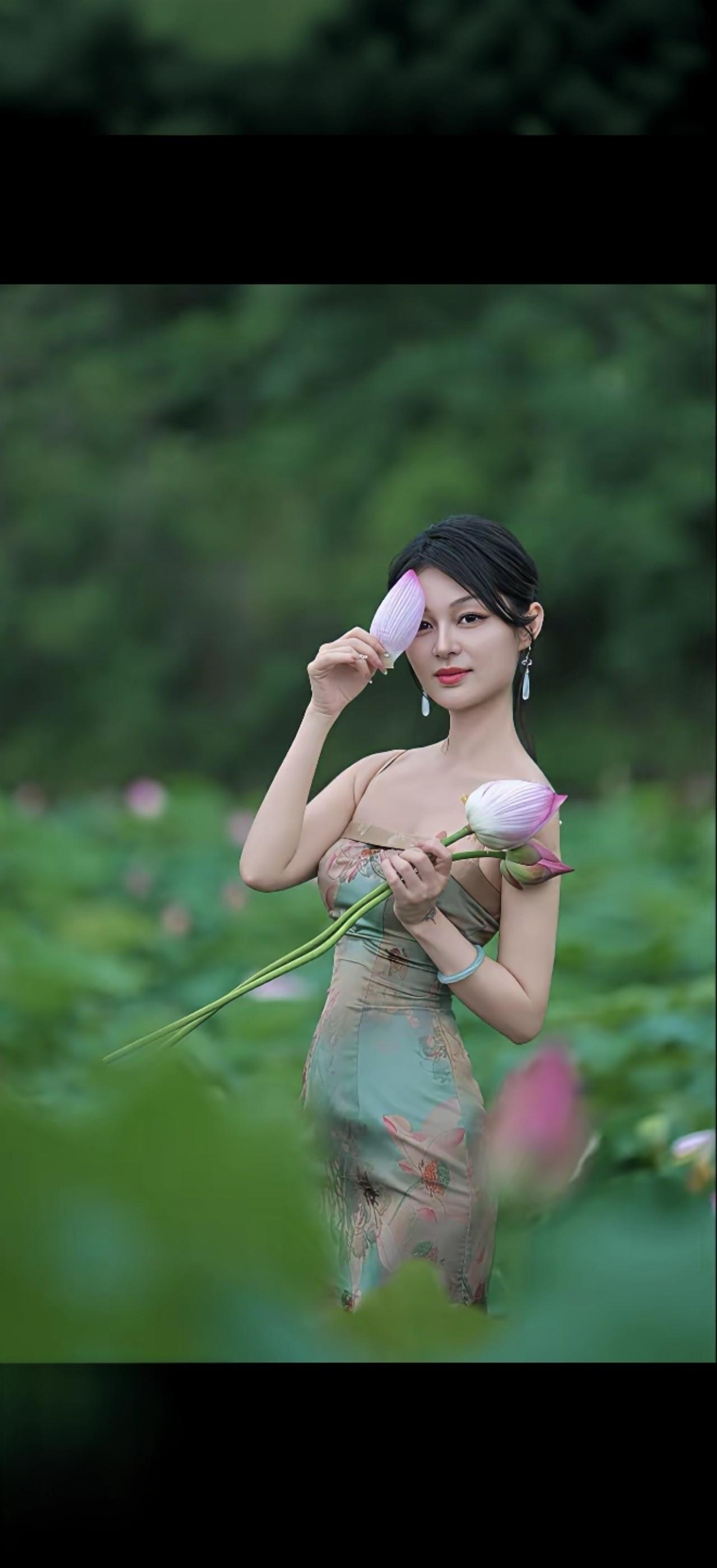 花间人影动，粉面映莲花。