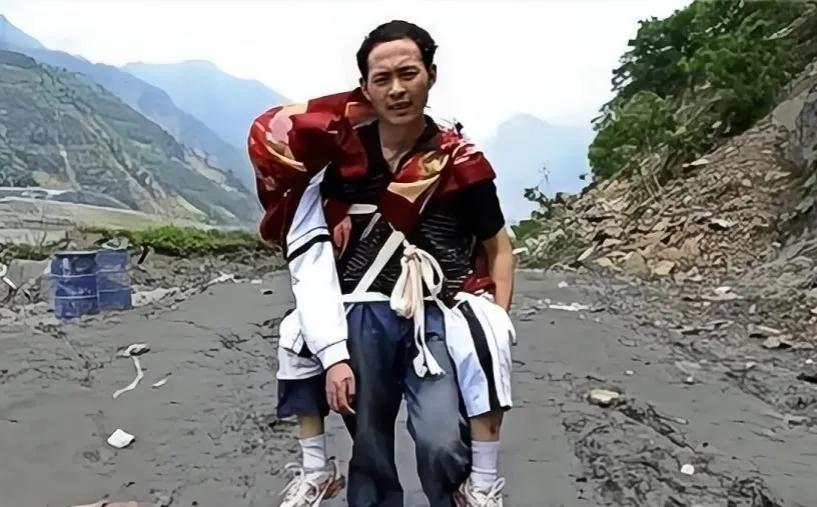 “不用看了，他已经死了。”2008年，汶川地震中，一位父亲背着高大的儿子，徒步2
