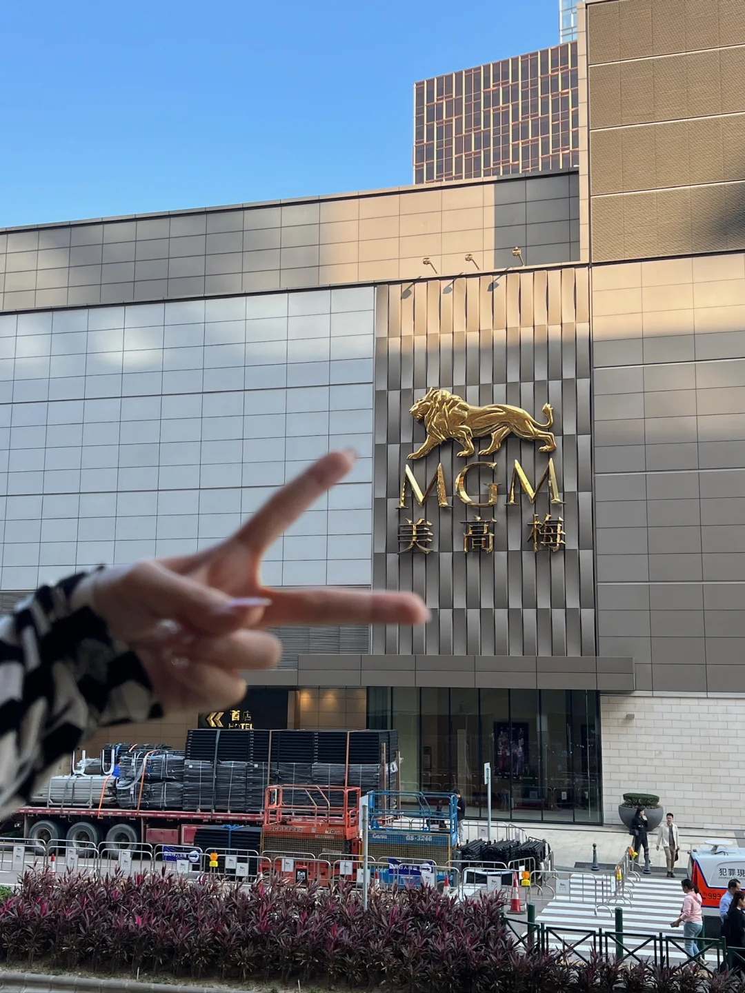 到楼下了…啊啊啊怎么进去要奶茶？！