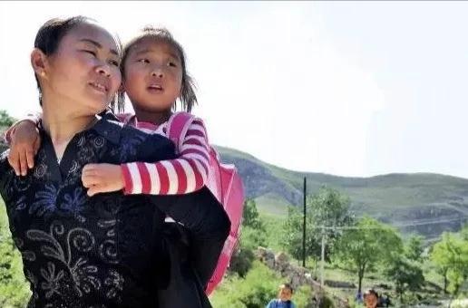 1994年，18岁的女孩被人贩子卖给老汉为妻，付钱时，人贩子却要多收100块。农