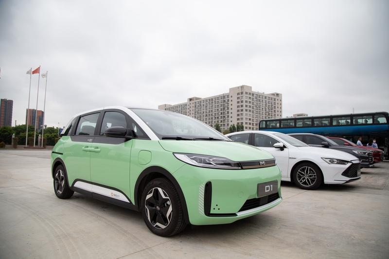 比亚迪的产品那可不少。在汽车领域，有王朝系列，像汉、唐、宋、秦、元等车型。就拿汉