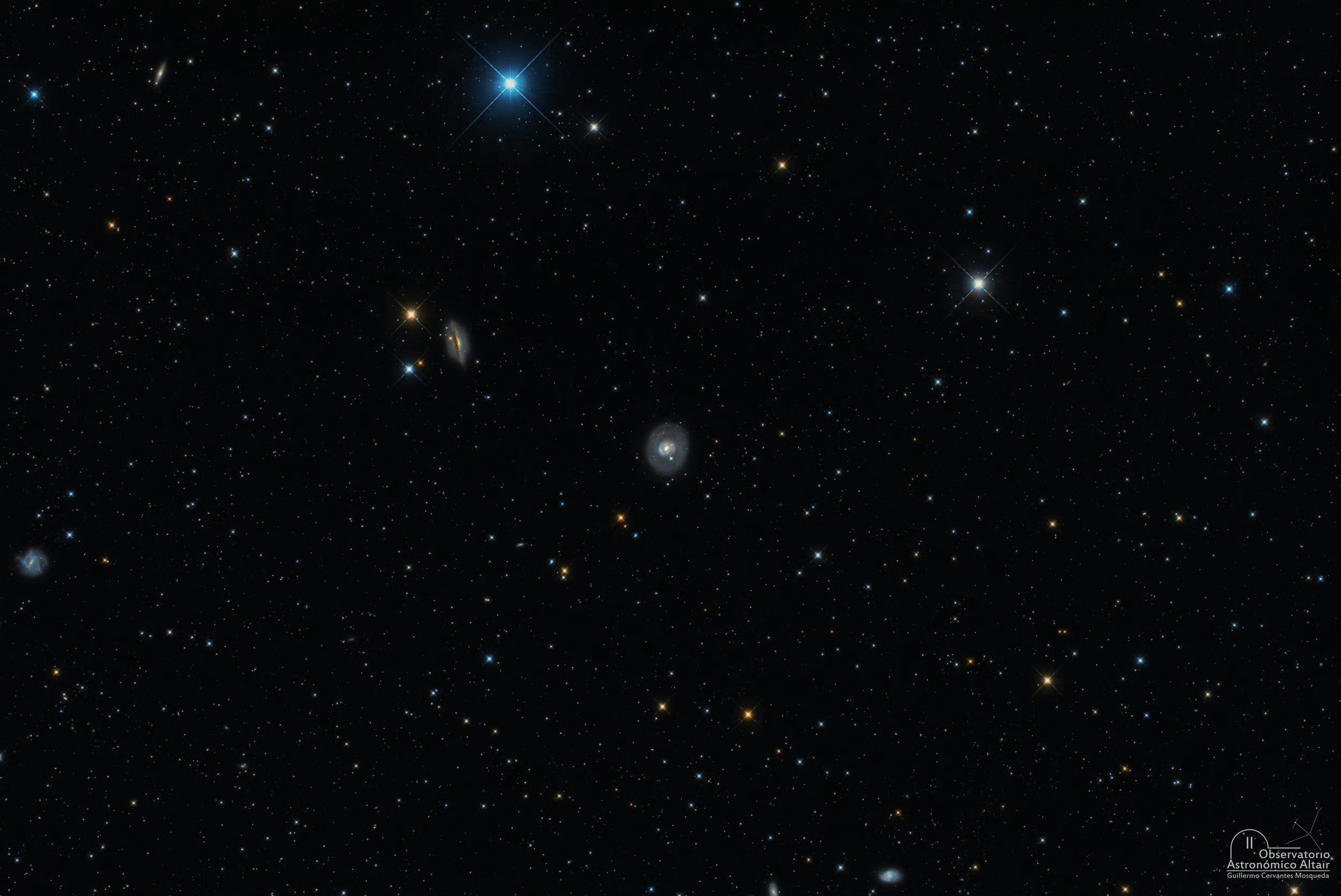 #每天一天文图# 鲸鱼座 A，也称为 NGC 1052，是位于鲸鱼座的一个著名的