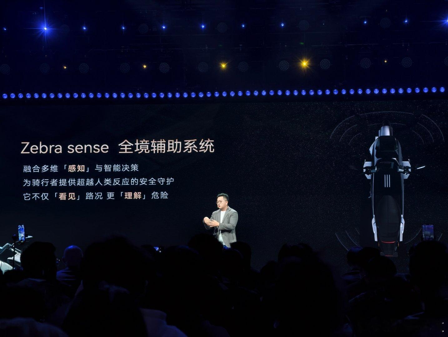 两轮车都已经这么先进了吗？可以驾驶预警，探头感知，哨兵模式，刷脸解锁，还能投屏和