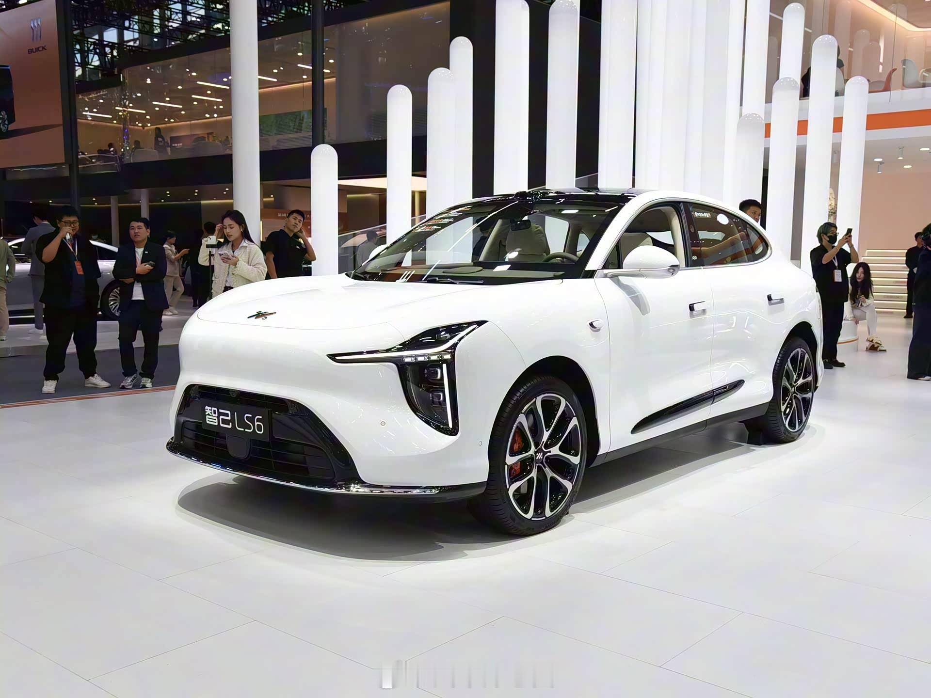 新一代智己LS6实车亮相，增程版800V平台+66度大电池在2025广州车展与公