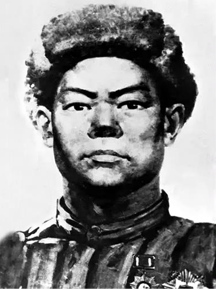 1952年10月20日，抗美援朝上甘岭战役中，黄继光用自己的胸膛堵住敌人的枪眼，