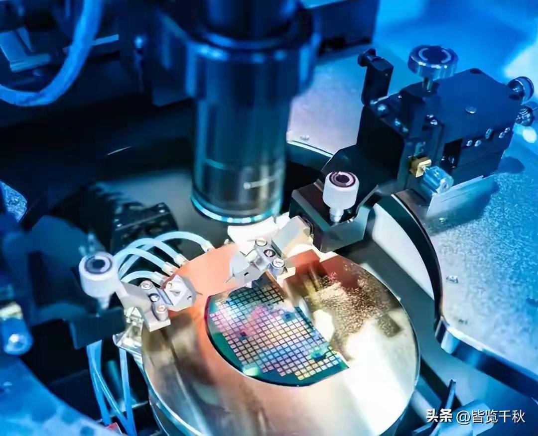 北京大学电子学院邱晨光团队研发纳米铁电芯片，这个铁电晶体管是不是以纯铁为基片用某