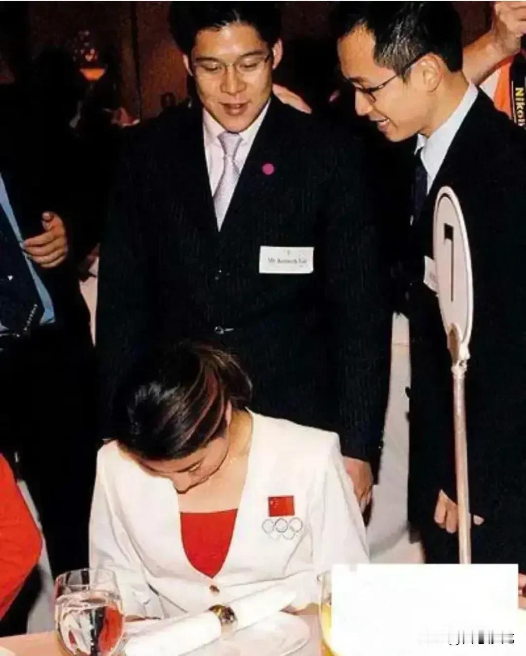 霍启刚满脸堆着笑的上去要签名，，，那时候大家还在撮合亮晶晶！[捂脸][捂脸][捂