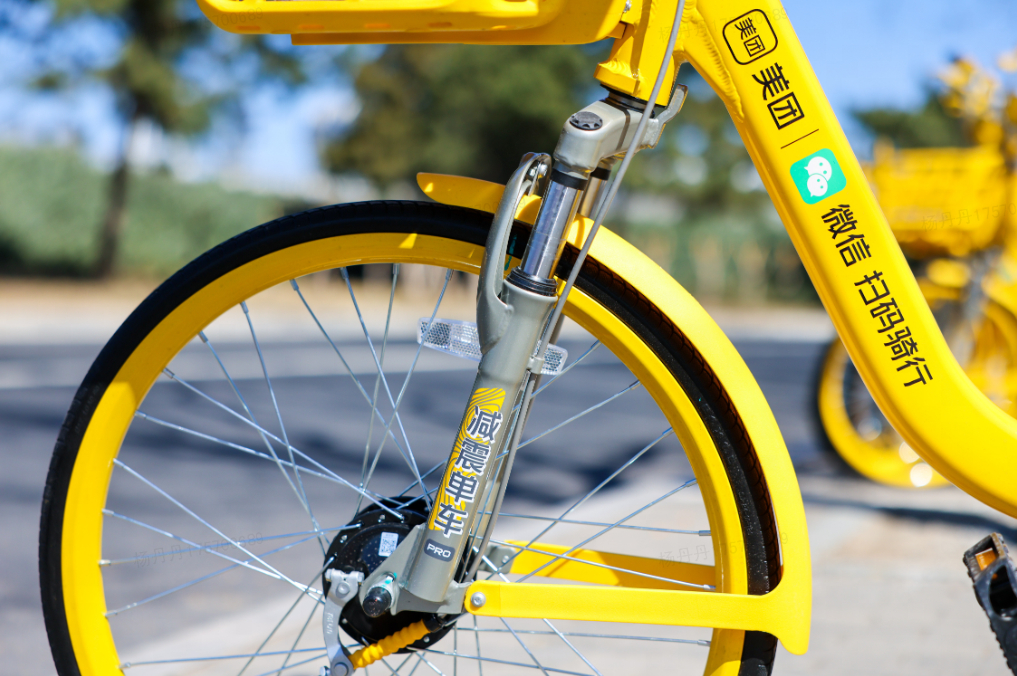 来来来~让我们恭喜上海的共享单车用户，你们能骑到减震单车了，有15万辆，避震前叉