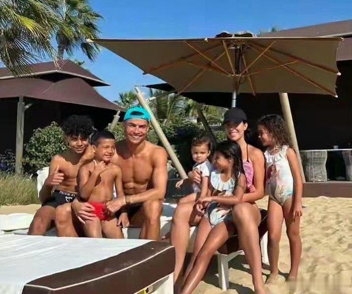 C罗全家合照合集来袭，儿女环绕，家庭氛围满分，事业家庭两手抓太让人羡慕。 
