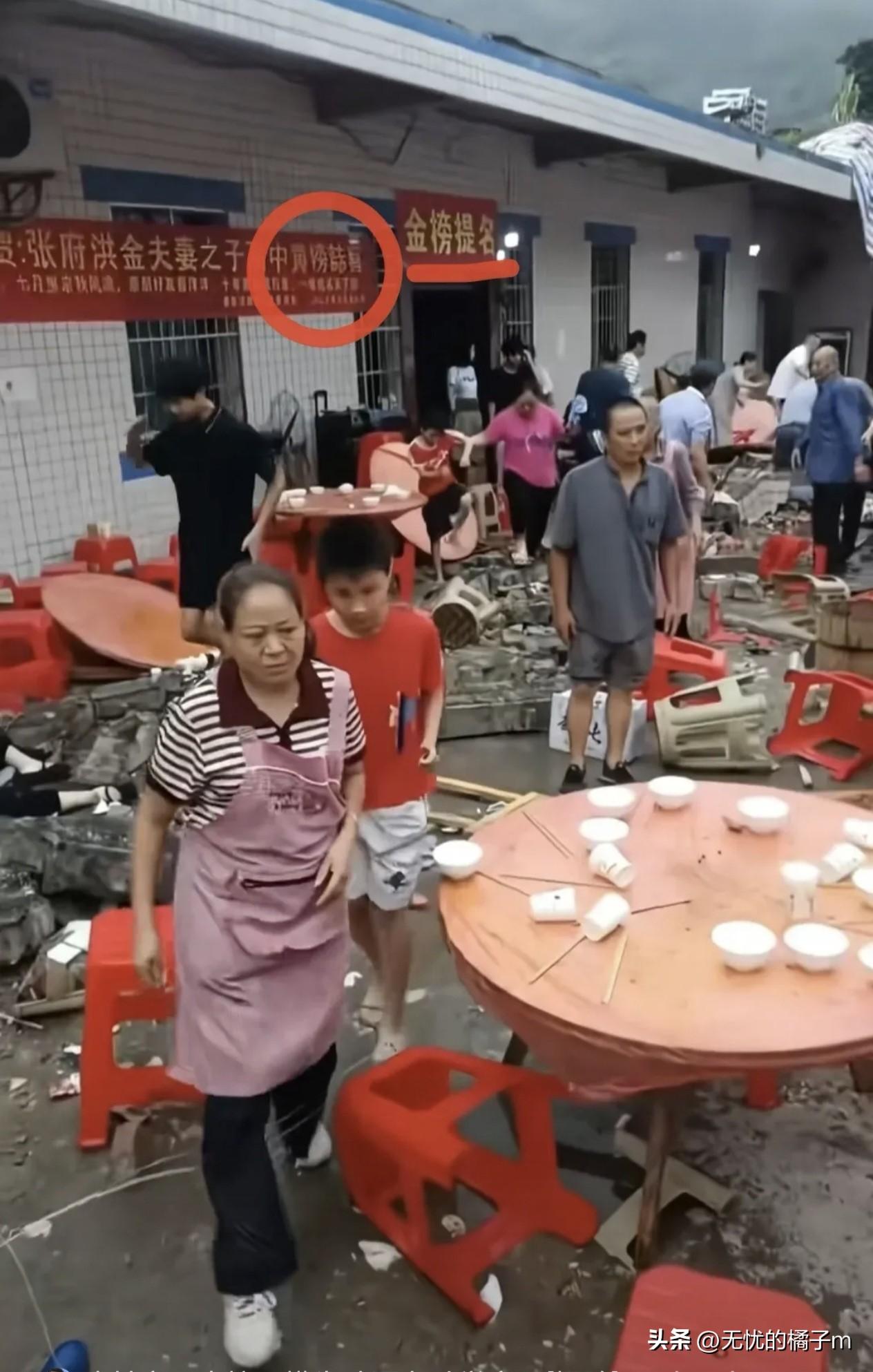 宜宾的升学宴，闹了个大乌龙！

打印店的横幅写错了，本该是“金榜题名”的，却写成