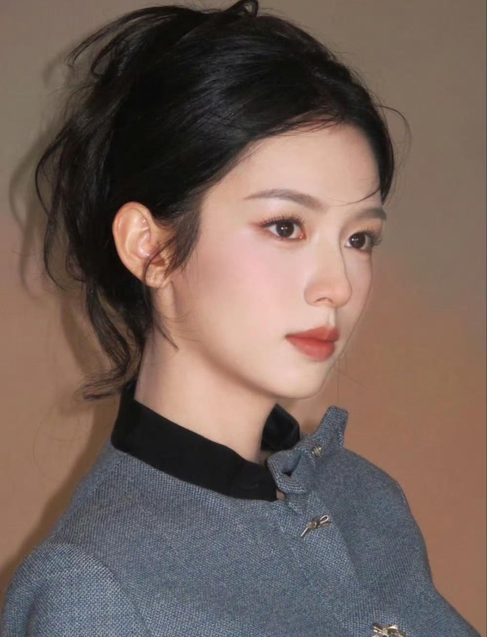 周也郭宇欣撞衫同款服饰，两种风格各有韵味
 
周也和郭宇欣竟撞衫了！同款衣服穿在