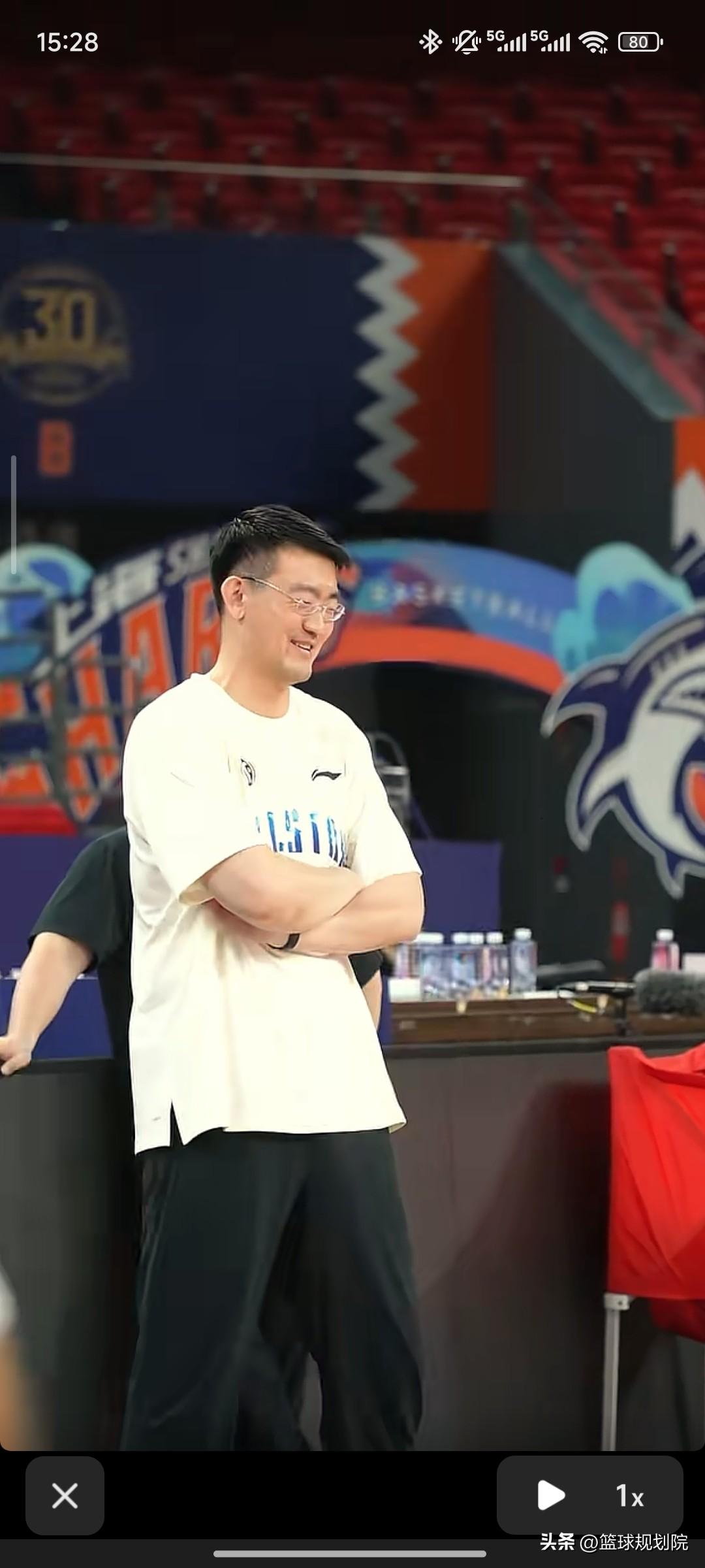 什么信号？广厦男篮全员训练投篮！

王博指导表情轻松，笑的很开心，广厦队踩场训练