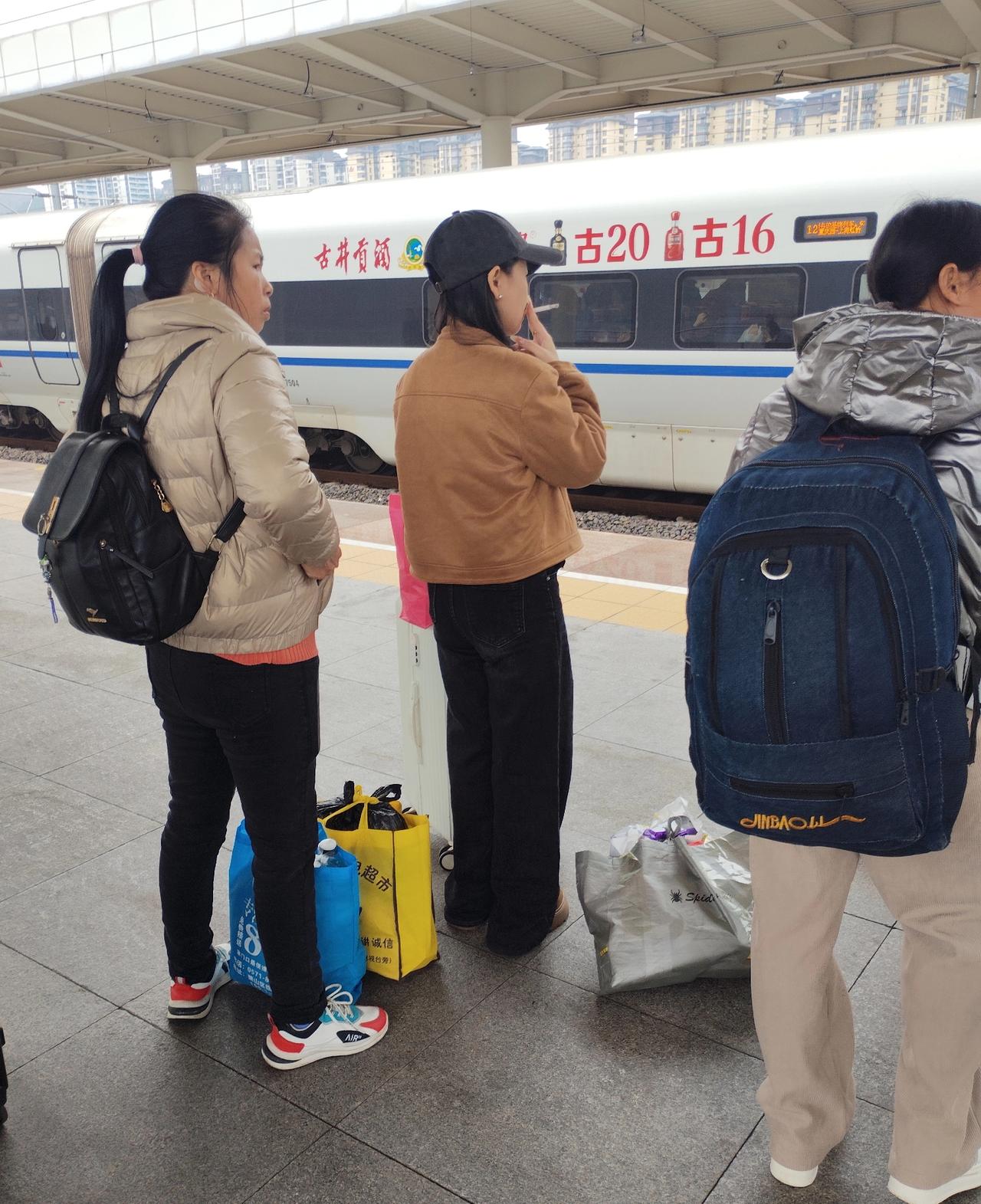 站台上的女烟客。
在贵州凯里南站遇到一位穿着得体长相可人的姑娘，大概二十出头的样