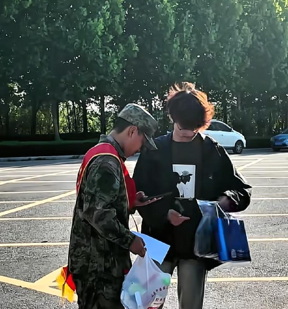 即将启程奔赴军营的新兵小伙子，突然看到走过来的男孩时，瞬间就激动起来了。

山东