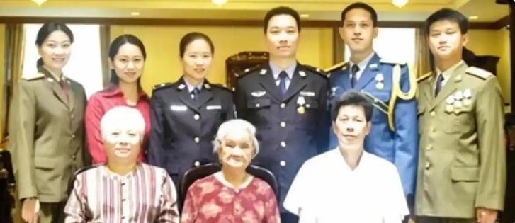 1995年，一个16岁的流浪女孩被陌生人收留，留在家里当保姆。她干活卖力，人也乖