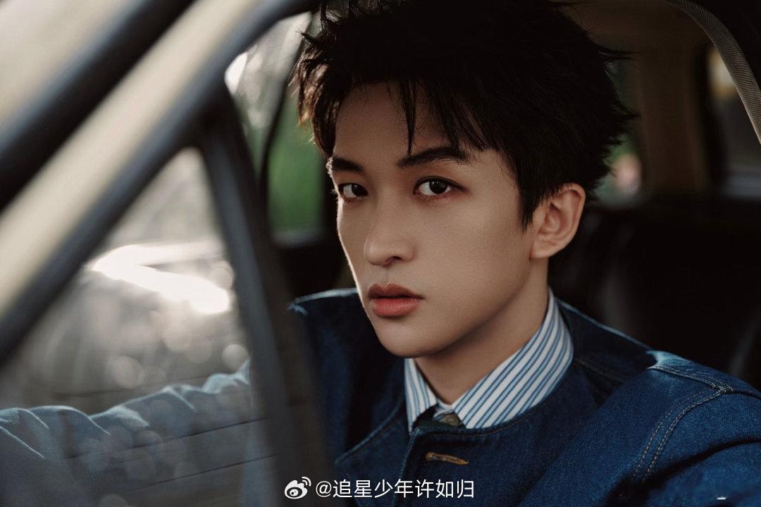黄子弘凡你怎么留下了这种表情包天降吃瓜现场被抓拍，黄子弘凡一脸震惊的神态笑点拉满