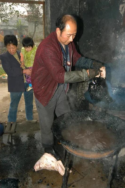 二月二，吃猪头，
吃完猪头有劲头。
新的一年紧加油，
鸿运当头好兆头。
挣钱堆的