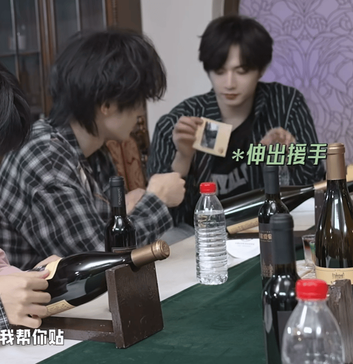 要不要这么自然啊一个撕不开直接去找自家男朋友 一个很自然的接过去嘴里还说着“我帮