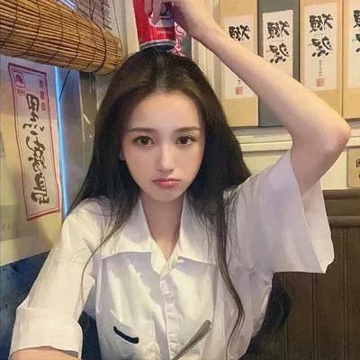 清风吹面过，白衣似雪飘。