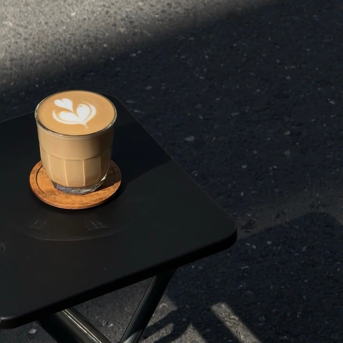 ²⁰²⁶☕𓂂   “咖啡是苦的，生活也是苦的，      但咖啡要钱，生活要命