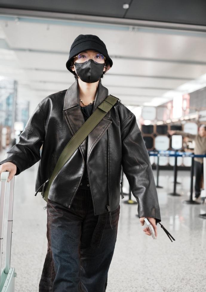 今天万茜现身机场，她这次搭配了一身黑色的衣服，看起来格外的酷。

万茜里面穿黑色