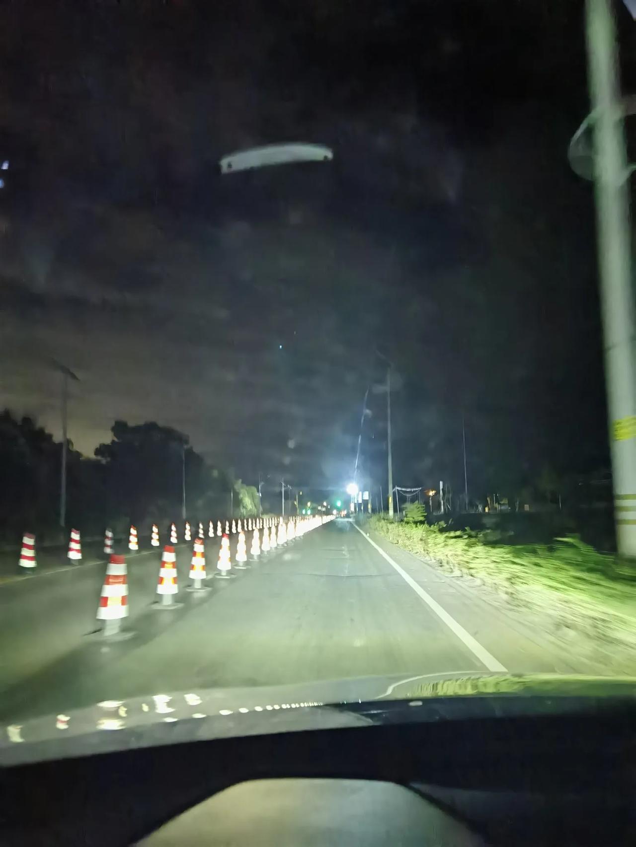 反映一个扎心现实，笔者亲自体验拍照，环山路周至楼观台以东到鄠邑区界段，路灯几乎不