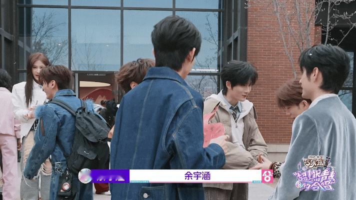 鹭卓余宇涵找机会结拜啊超燃青春的合唱 两个少年在舞台上闪闪发光，合唱的每一句都充