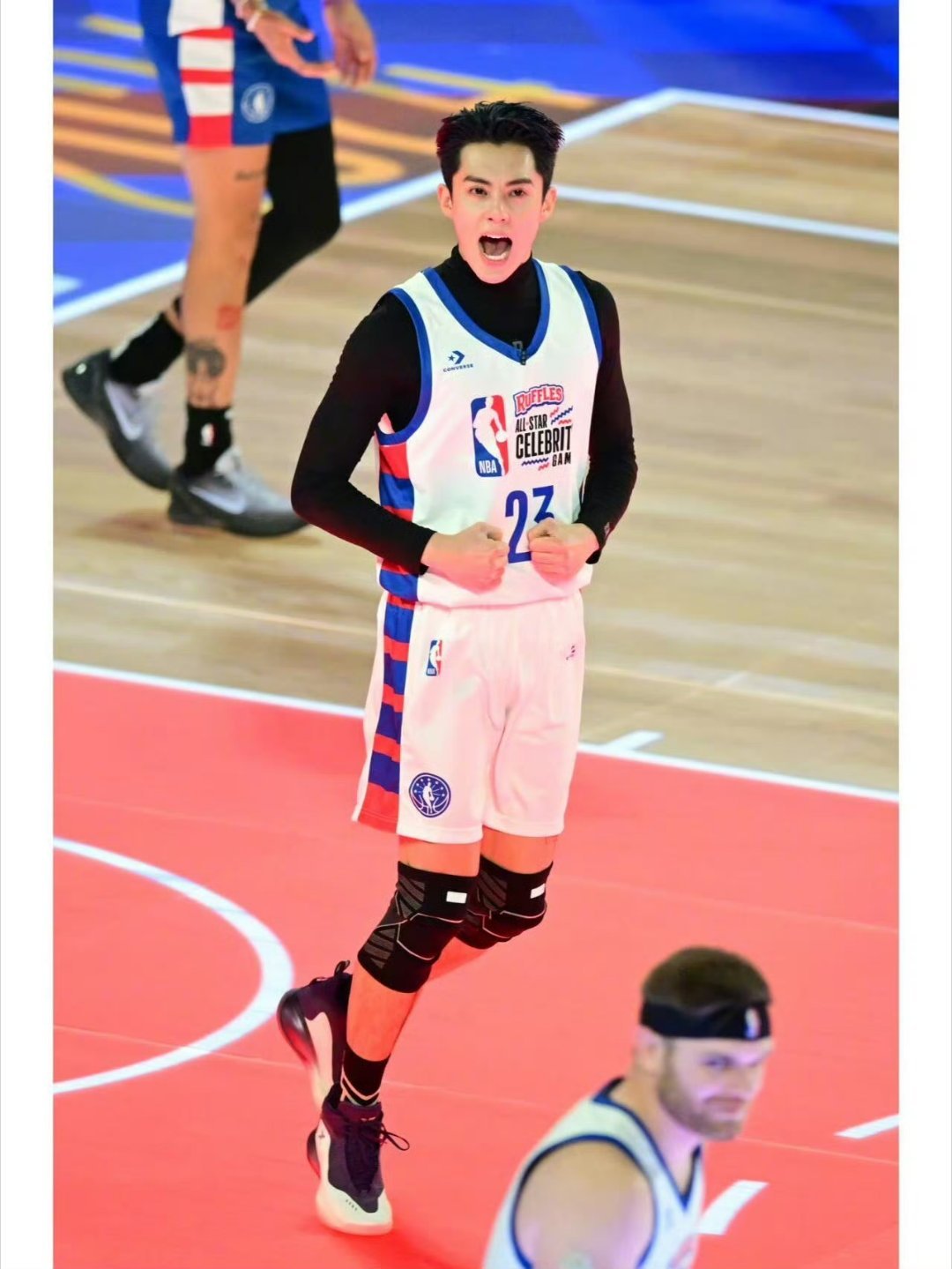 王鹤棣晒和NBA球星合照又把谁羡慕哭了，用实力闯荡NBA名人赛的回馈就是如此有含