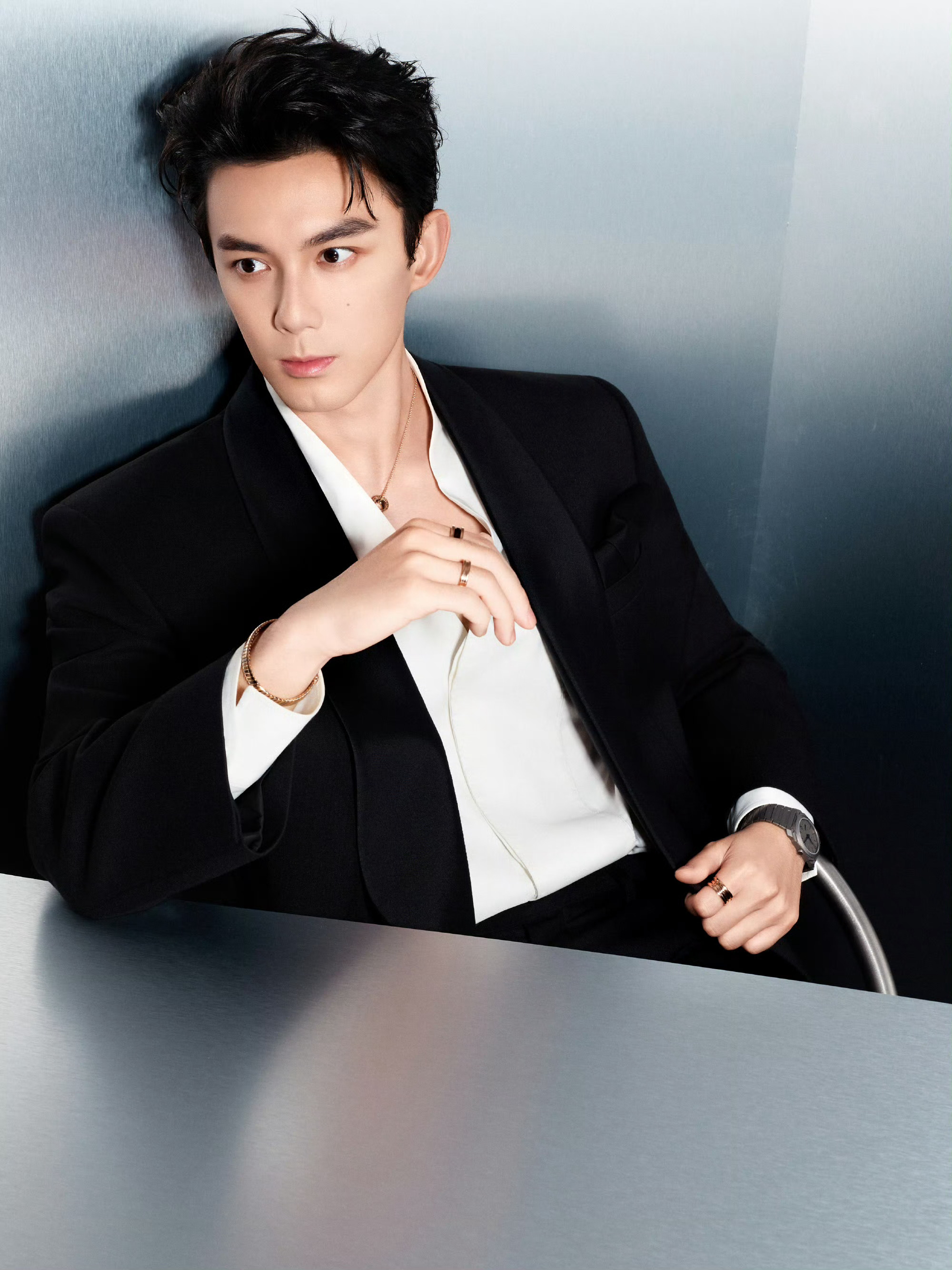 吴磊 × BVLGARI｜今日品牌线下活动，裁剪衬衫搭配黑色西装，BVLGARI