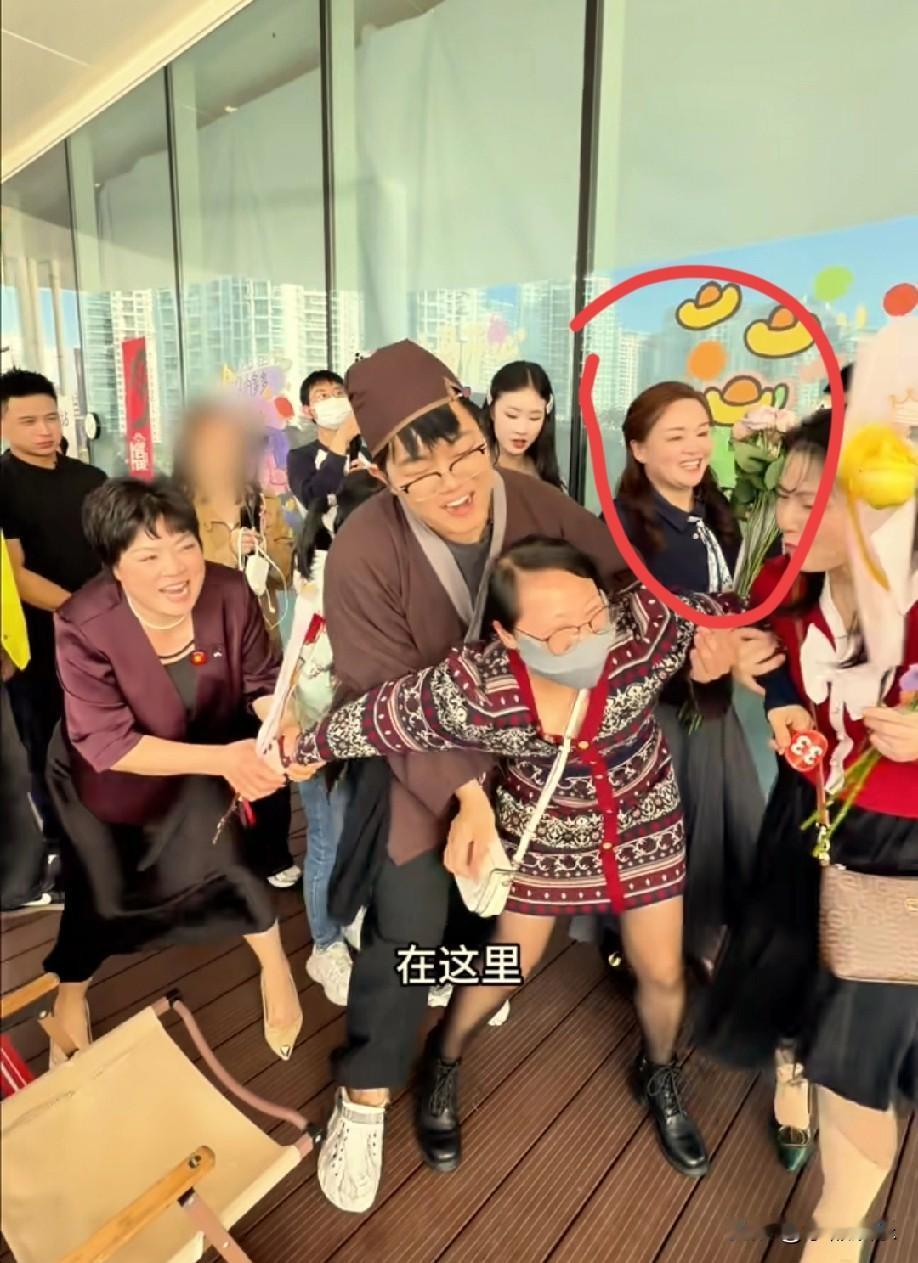 难怪大家都喜欢周阿姨，看看红姐和阿姨在争得面红耳赤的时候，周阿姨在一旁的表现，实