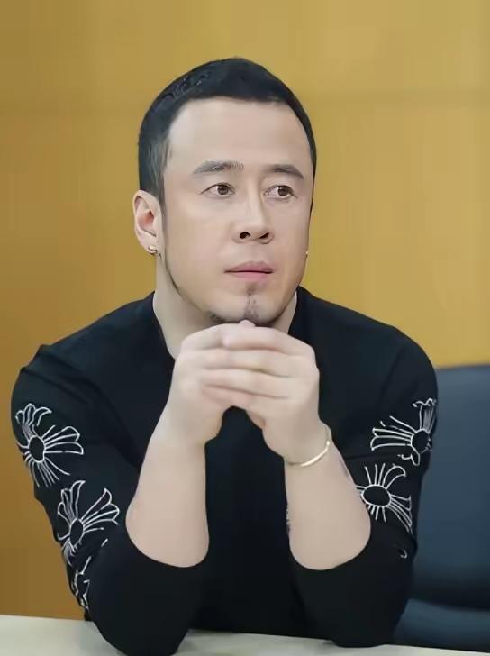 1996年，白雪宣布和杨坤分手，临别前，她扯下脖子上的项链递给杨坤，说道:"留个