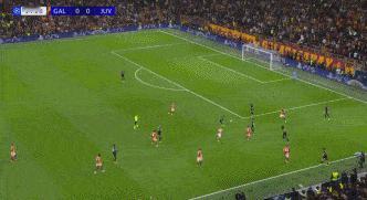 惨案！！！尤文图斯2：5不敌加拉塔萨雷失先机。欧冠8强战附加赛，尤文图斯2：5客