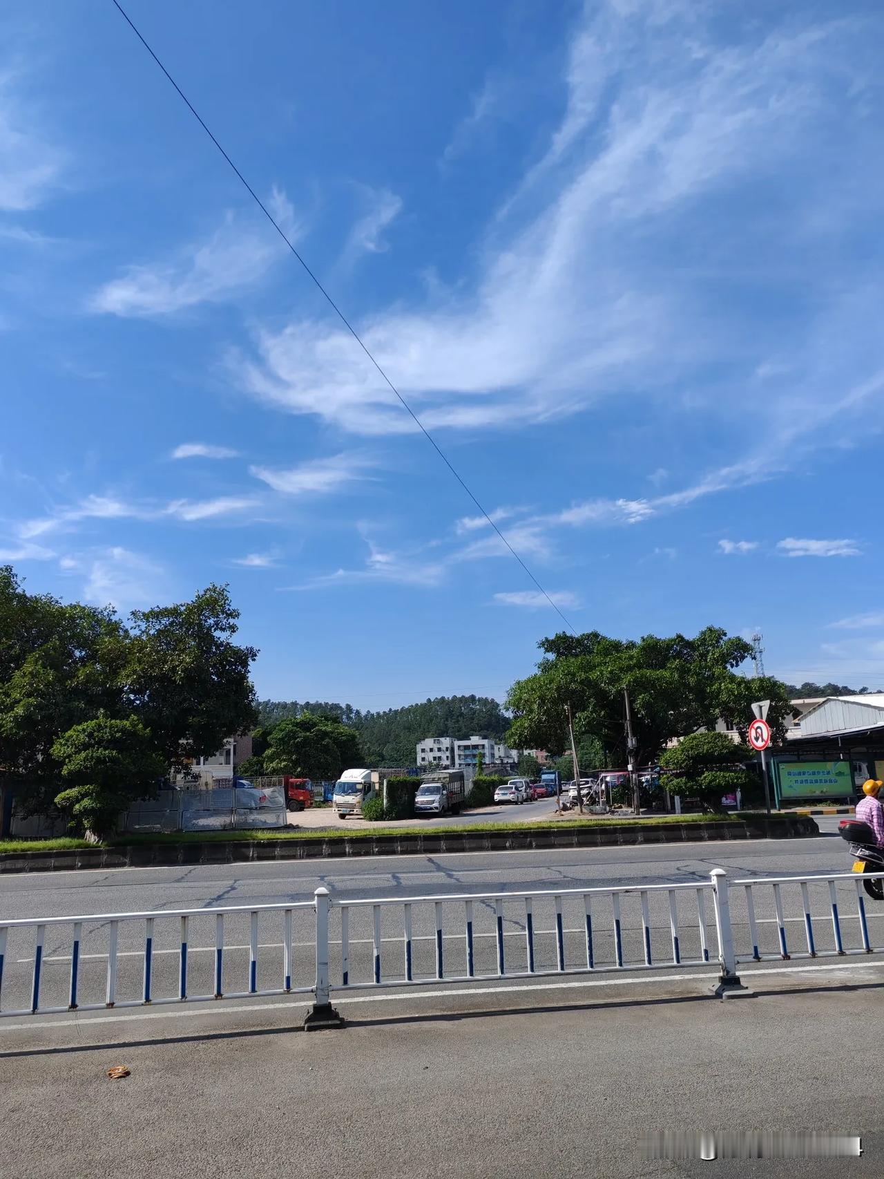 天幻突变，早上☀️蓝天白云，下午乌云遮日。