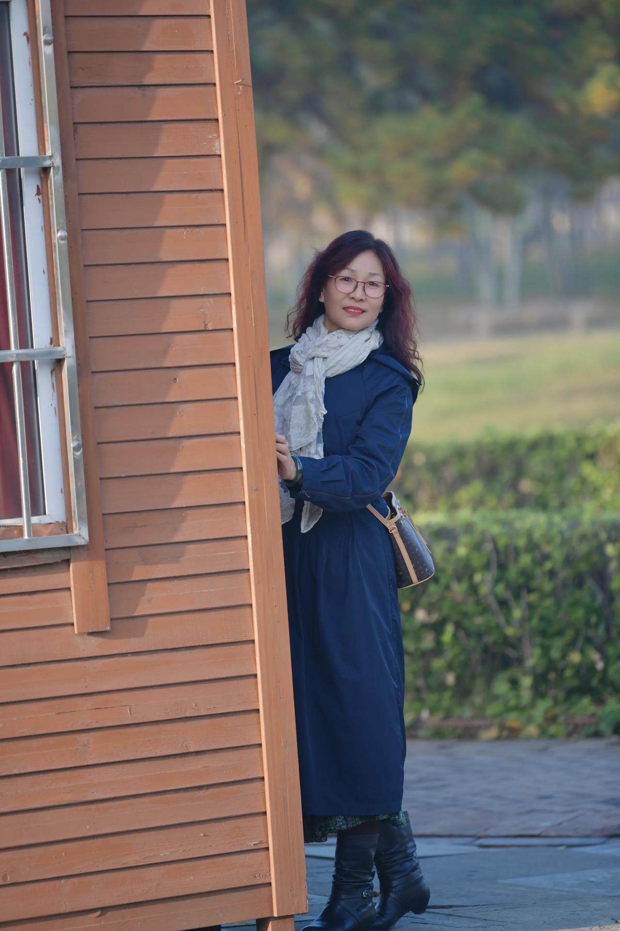 秋冬季节，银杏树下，开心快乐每一天！#初冬邂逅银杏# #秋景美人欢笑# #银杏林