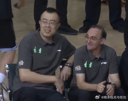 辽宁男篮两位领导，这比赛让33号打，别的队真不买了cba