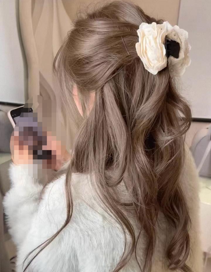 突然有点崩溃是怎么肥事。。。
最近几年基本都是在染这个色系的头发，总觉得显白、好