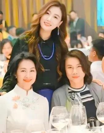 70岁的董明珠和61岁的何超琼同框合影，两人都很大气，有智慧的女人在一起，估计有