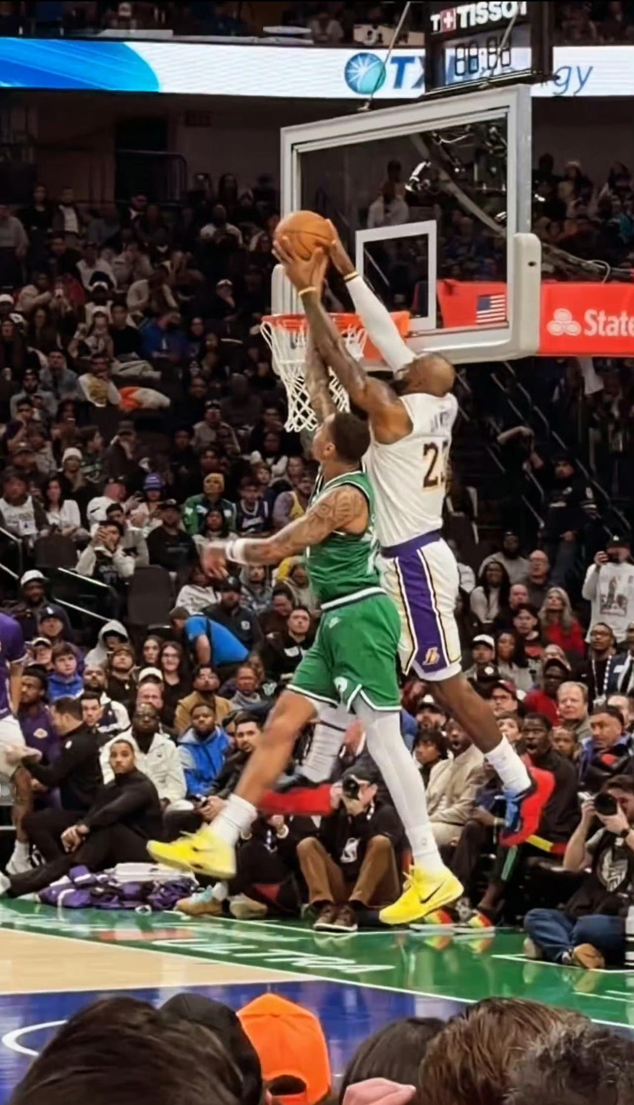 41岁老头“头碰篮板”！
2026年1月25日，湖人客场挑战独行侠，比赛上半场出