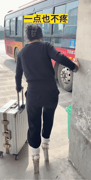 女子她这不是穿鞋走路的，女子他这是踩高跷表演的。
高是高了，女子你得站得住，站不