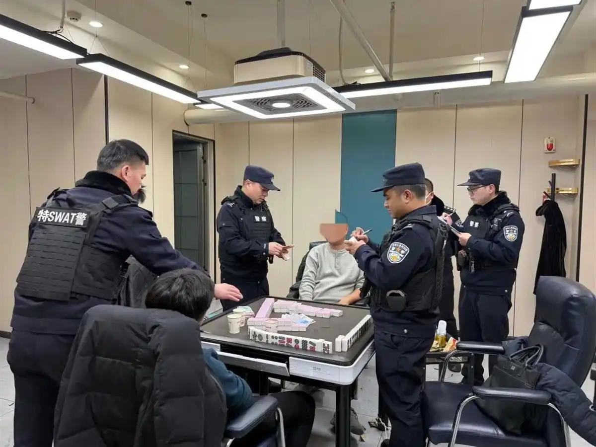 辅警可参与黄赌毒窝点的冲锋抓捕行动，但需在正式民警的指挥与带领下开展。

在抓捕