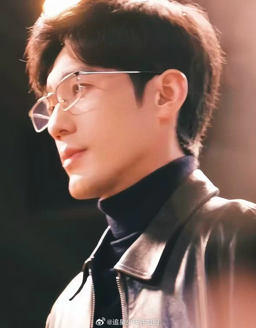 电视剧冬去春来 白宇高领皮衣配眼镜的造型太杀了，成熟男人的魅力扑面而来，很难不臣