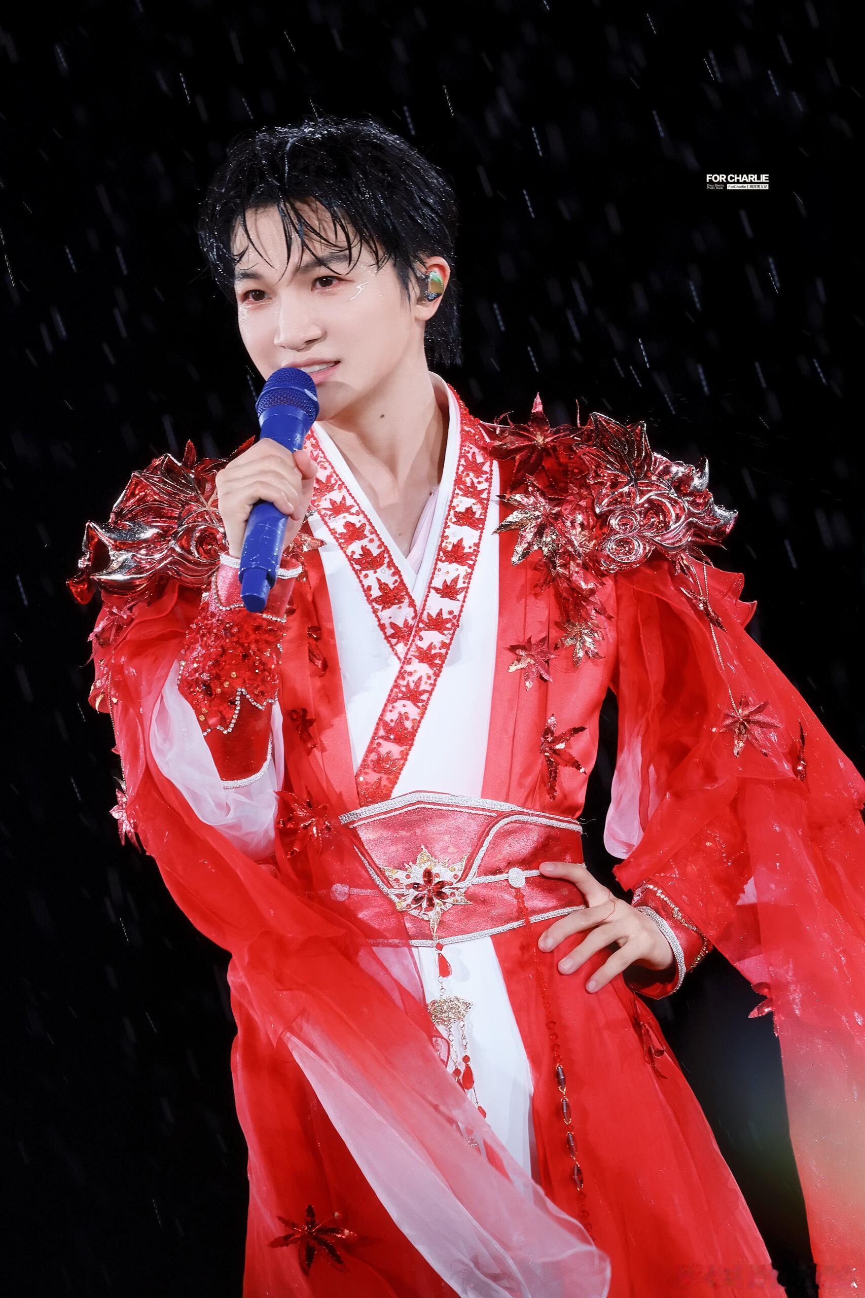 周深红袍雨夜封神舞台 济南演唱会这场倾盆大雨，是计划之外的意外插曲。工作人员急忙