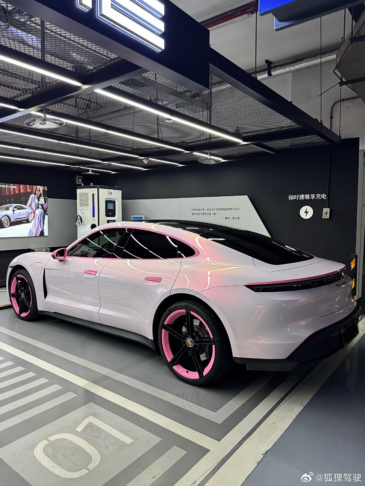 这配色的Taycan偷吃了多少草莓蛋糕啊🍰拼色也太好看了！老板说是花悦粉