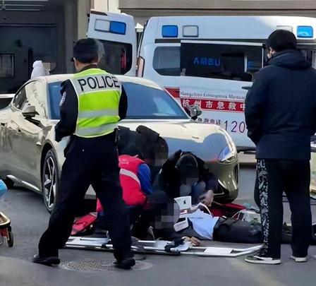 酿成大祸！河南一路虎车主在车上等代驾司机，不料四名醉酒男子突然径直冲上他的私家车