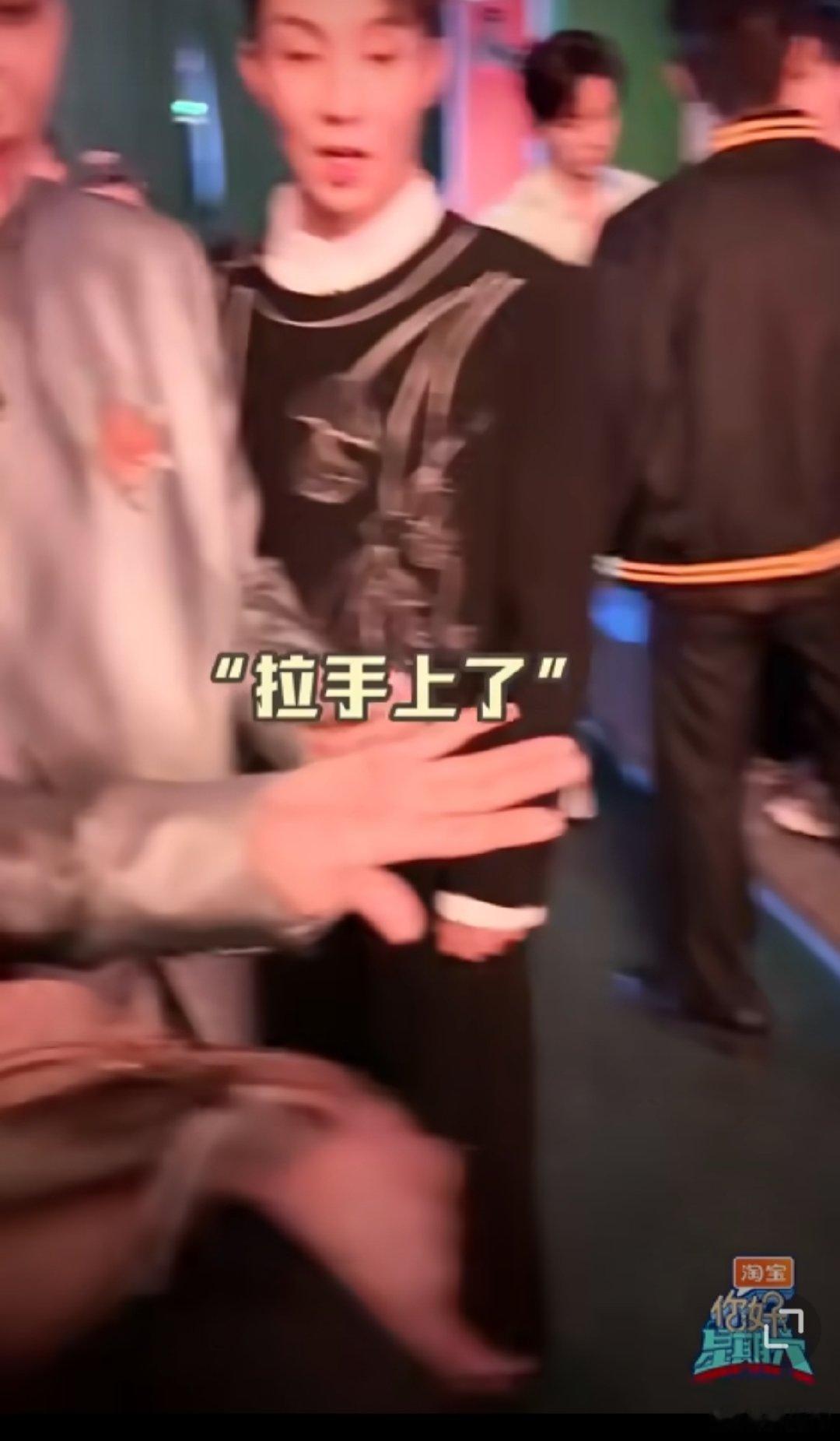 魏哲鸣那逗鸟大爷的样子，真的太形象了，把我笑不活了！ 